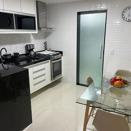 Apartamento moderno e super confortável localizado a alguns passos da Praia Grande Arraial do Cabo Esterno foto