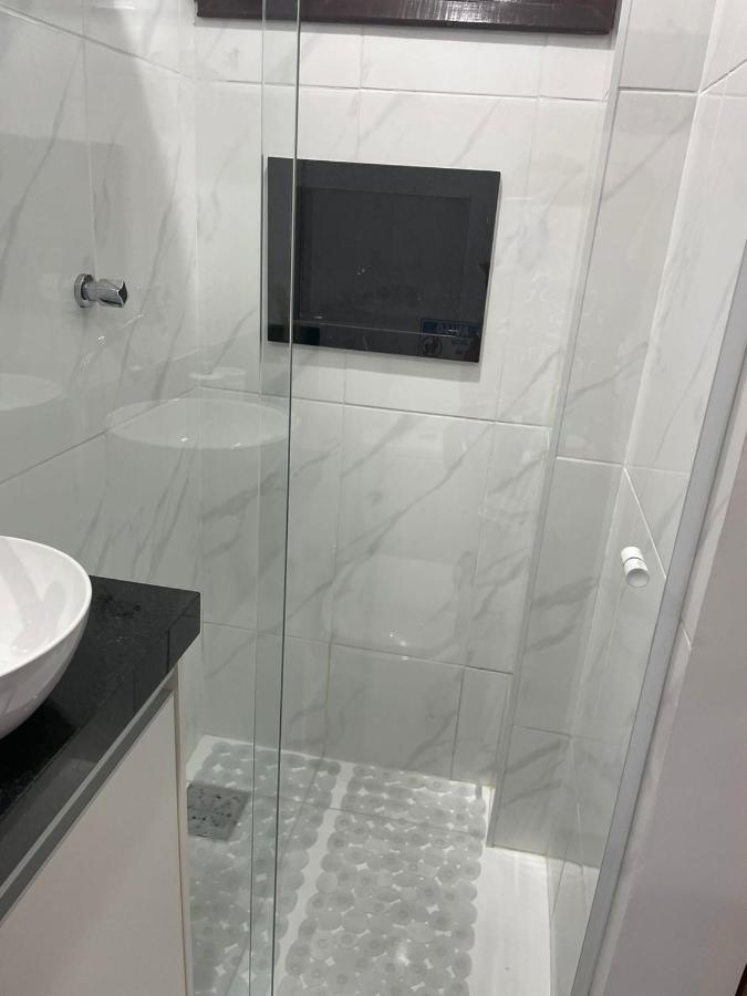 Apartamento moderno e super confortável localizado a alguns passos da Praia Grande Arraial do Cabo Esterno foto