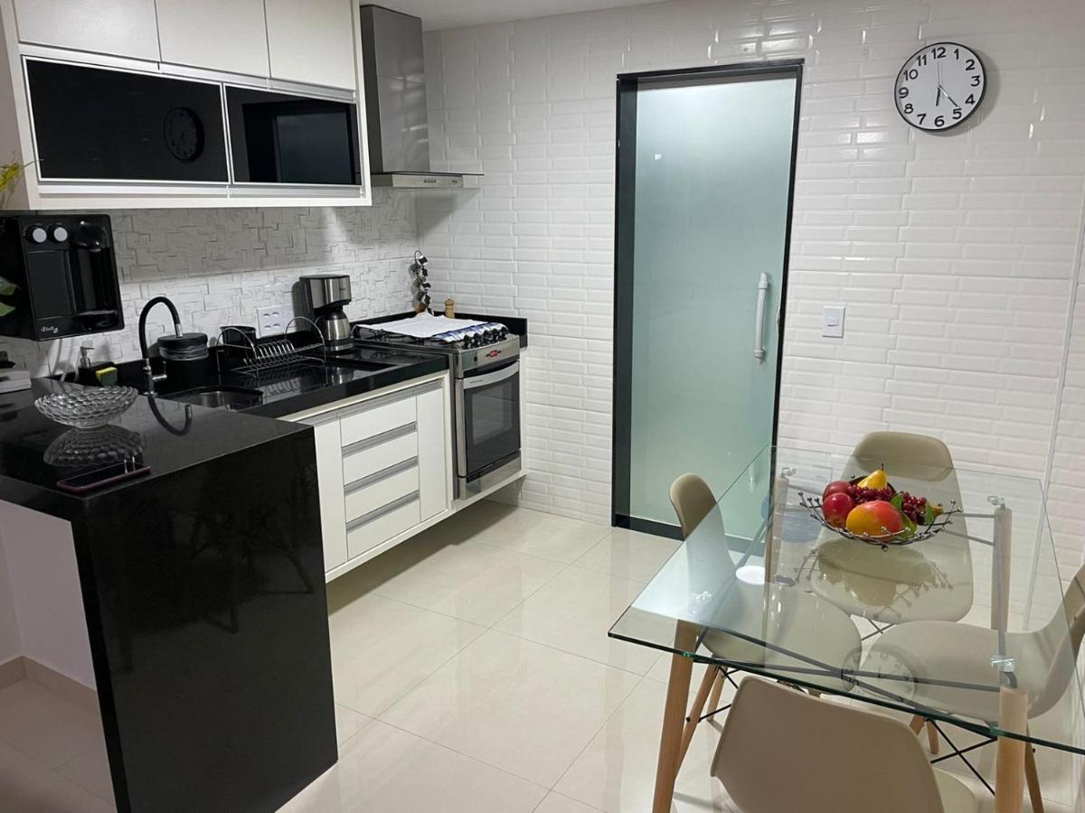 Apartamento moderno e super confortável localizado a alguns passos da Praia Grande Arraial do Cabo Esterno foto