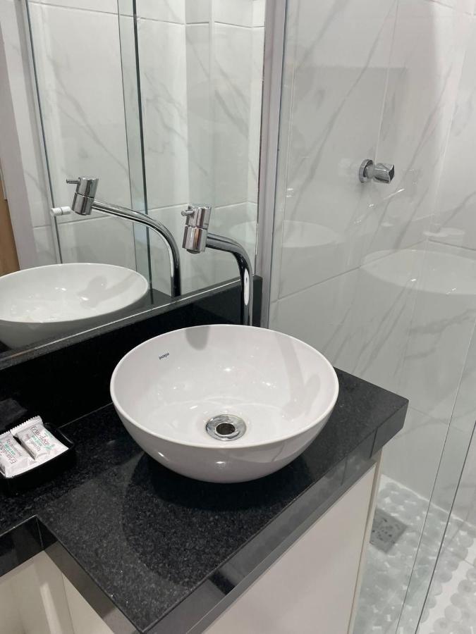 Apartamento moderno e super confortável localizado a alguns passos da Praia Grande Arraial do Cabo Esterno foto